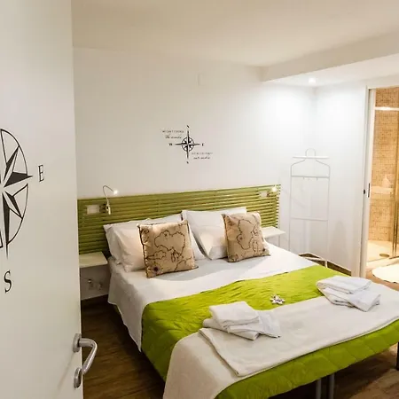 לינה וארוחת בוקר Domatia 3*